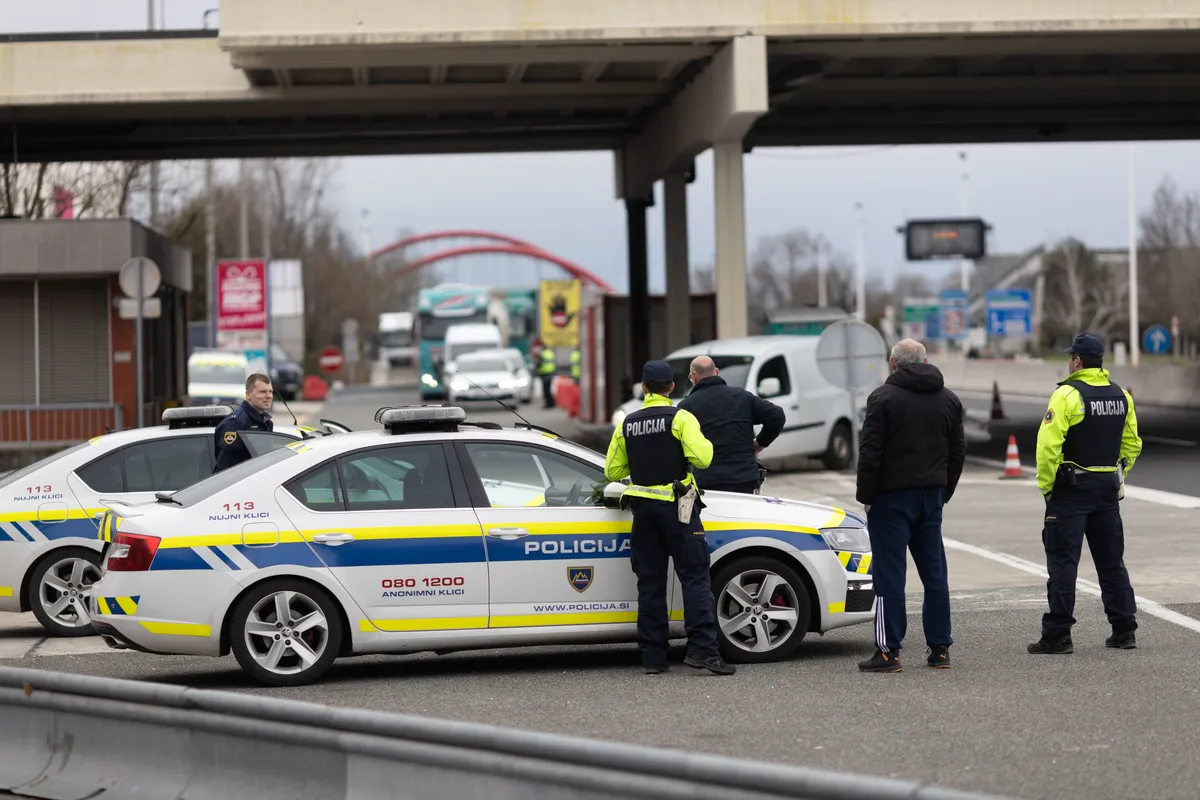 szlovén határellenőrzés rendőrökkel a határon.