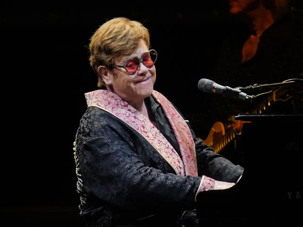 Elton John Your song című dalát adta elő Dua Lipa esküvőjén