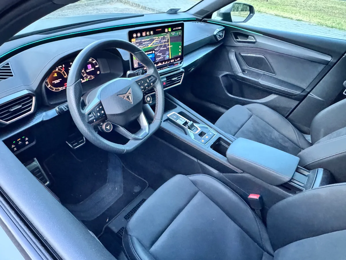 Egy közeli fotó a Cupra Leon Sportstourer modell belsejéről.