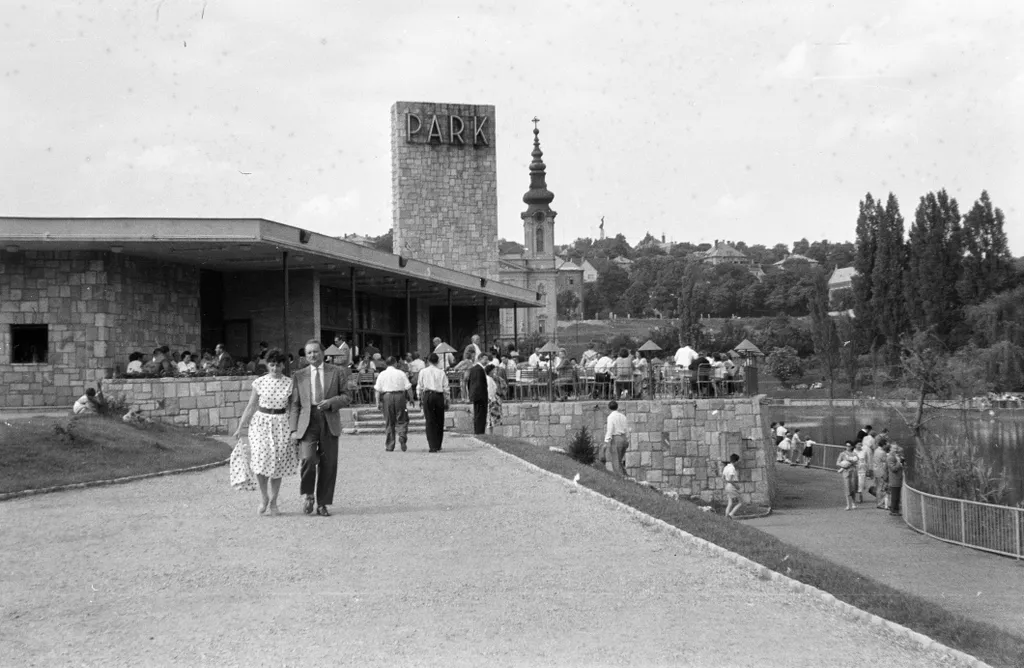 1960. Feneketlen-tó, szemben a Park Étterem. Háttérben a Szent Imre-templom egyik tornya látszik. Fortepan - Garaczi László