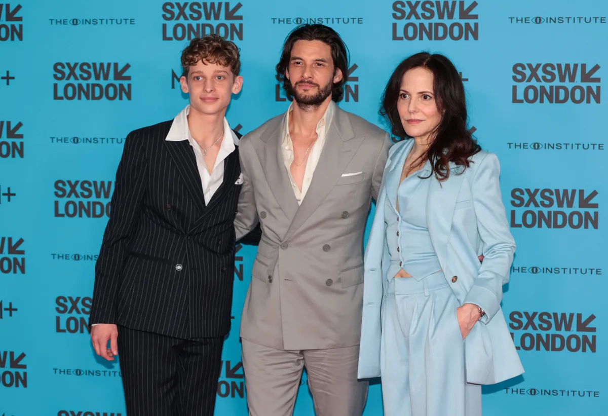 Joe Freeman, Ben Barnes és Mary-Louise Parker Az Intézet sorozat premiervetítésén.