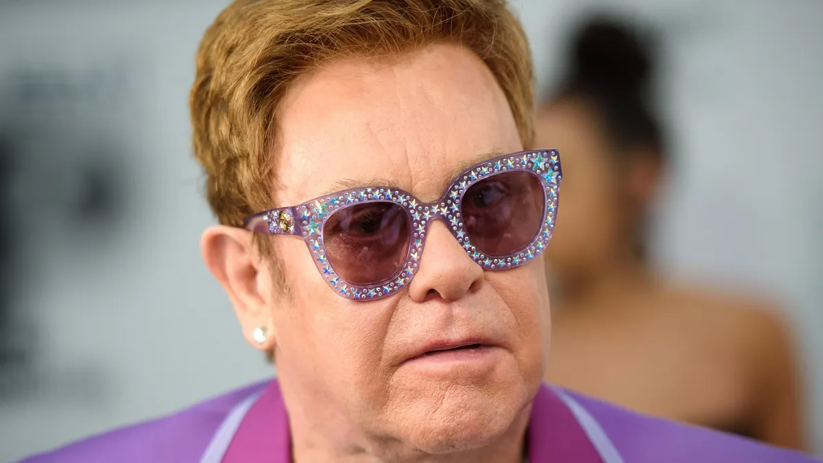 Elton Johnt megmotozták a reptéren Dua Lipa esküvője után