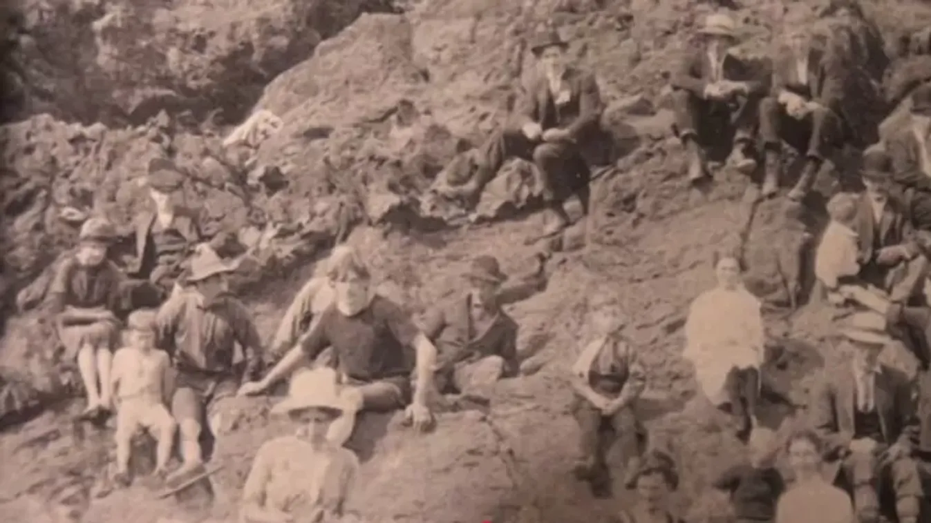 Itt a bizonyíték az időutazásra: Egy modern, pólós-gatyás szörfös bukkant fel az 1917-es fotón
