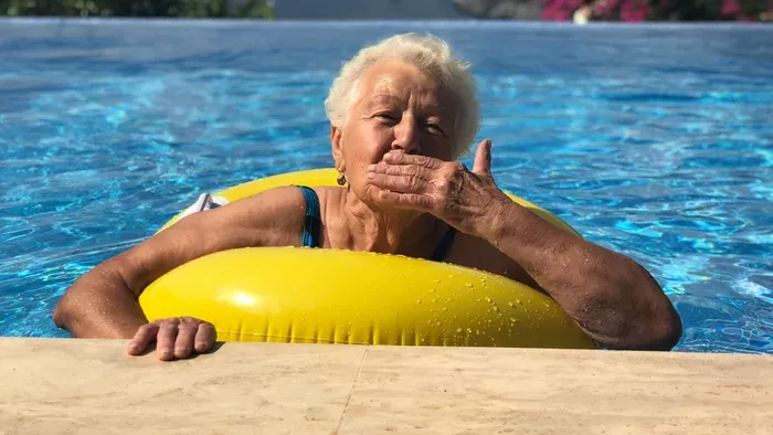 Megállította az időt? 101 évesen is medencében hódít a dédi