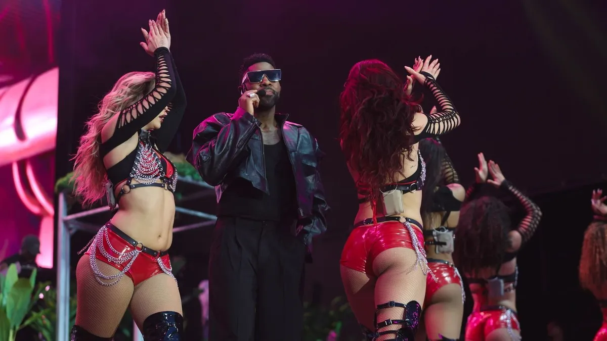 Jason Derulo egy szál trikóra vetkőzve csinált olyan show-t 