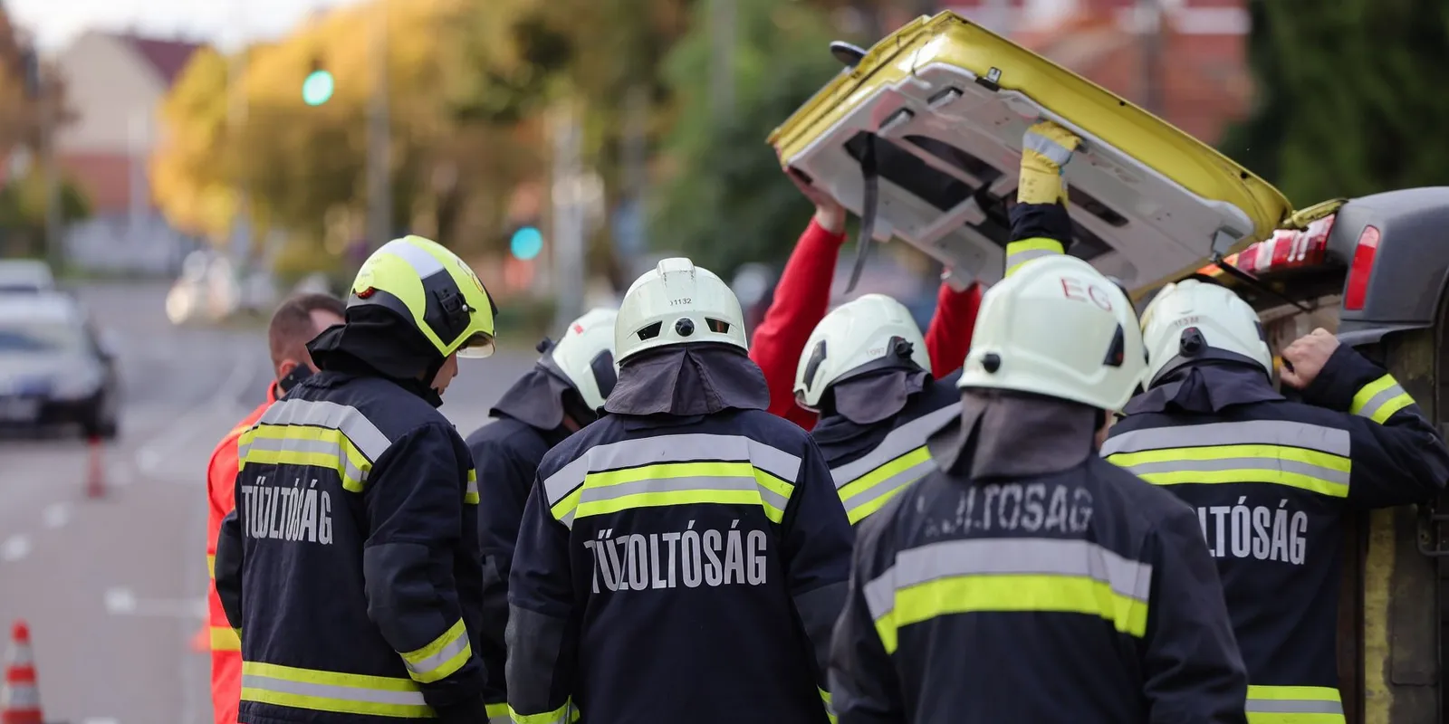Most jött: hatalmas erőkkel mentenek az M1-esen
