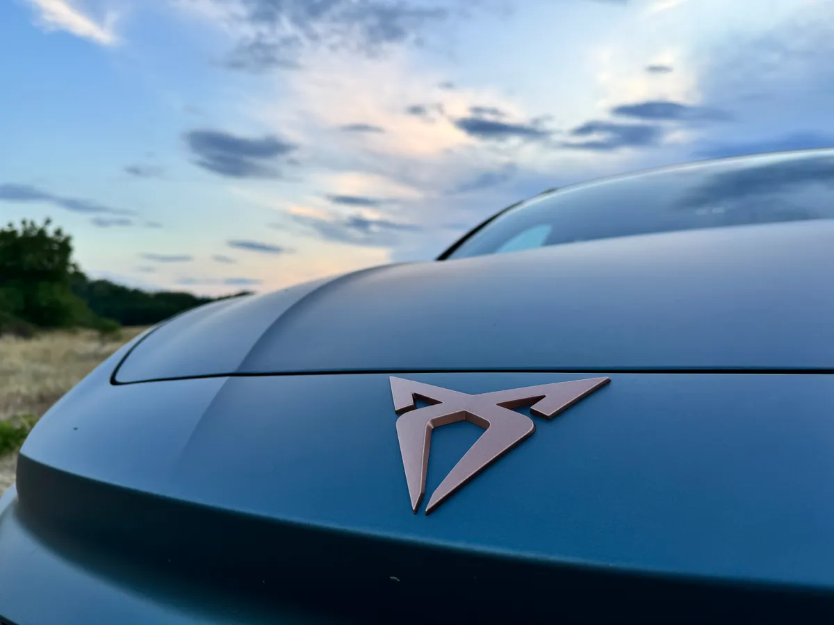 Egy közeli fotó a Cupra Leon Sportstourer modell elejéről.