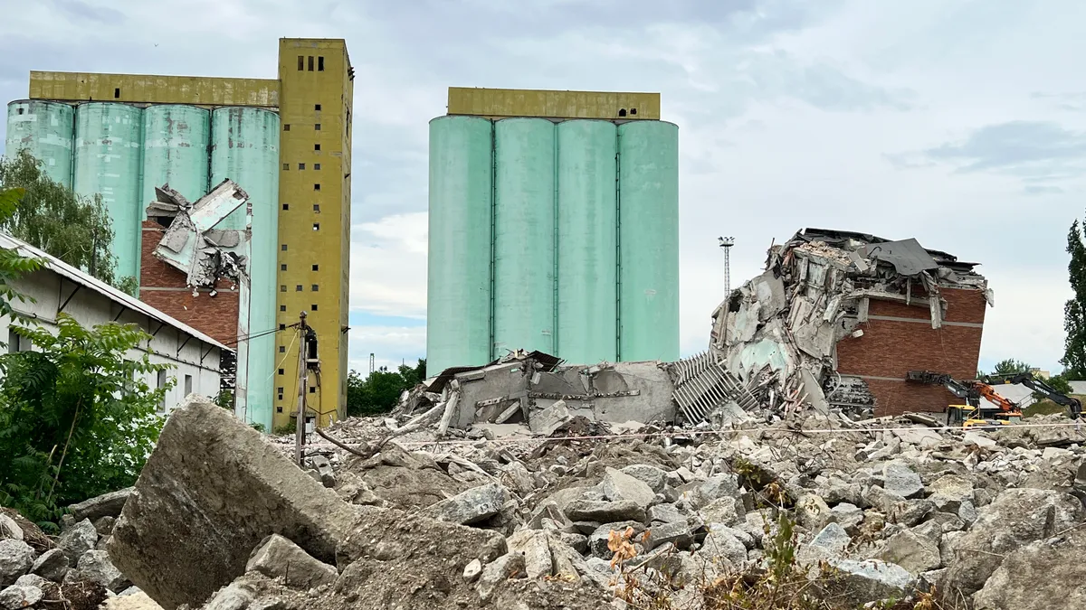 Több órán keresztül mentették ki a romok alól az oda beszorult férfit Székesfehérváron.
