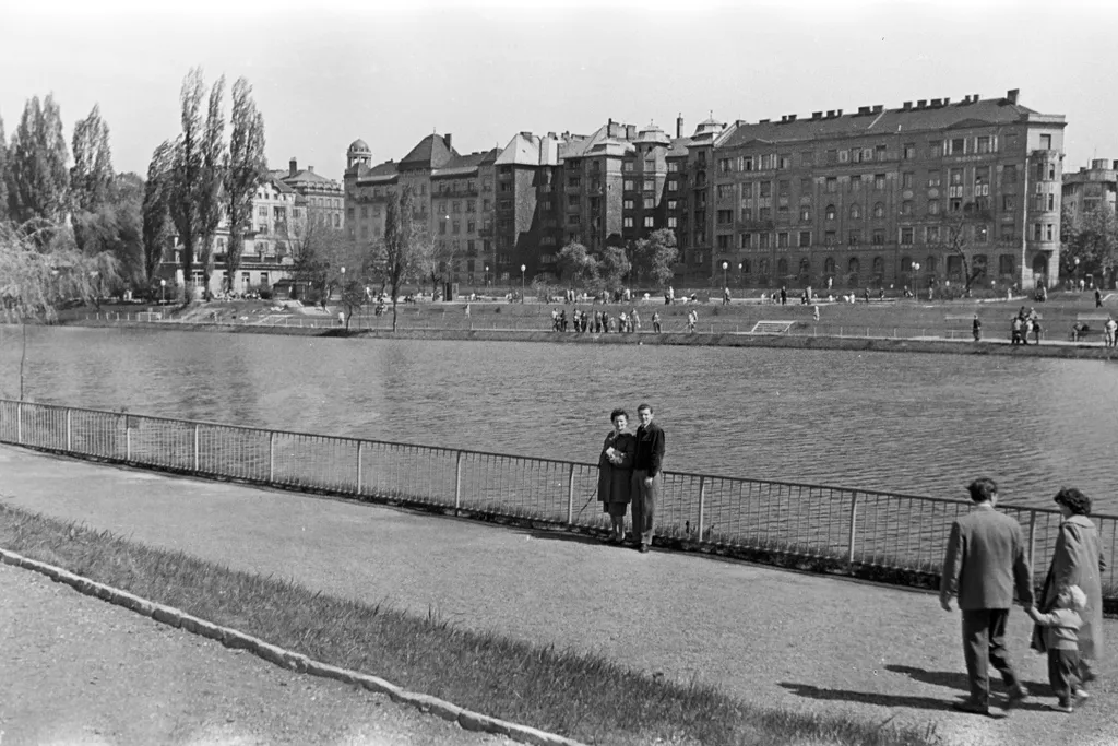 1961. Feneketlen-tó, háttérben a Fadrusz utca házai. Fortepan - László Áron