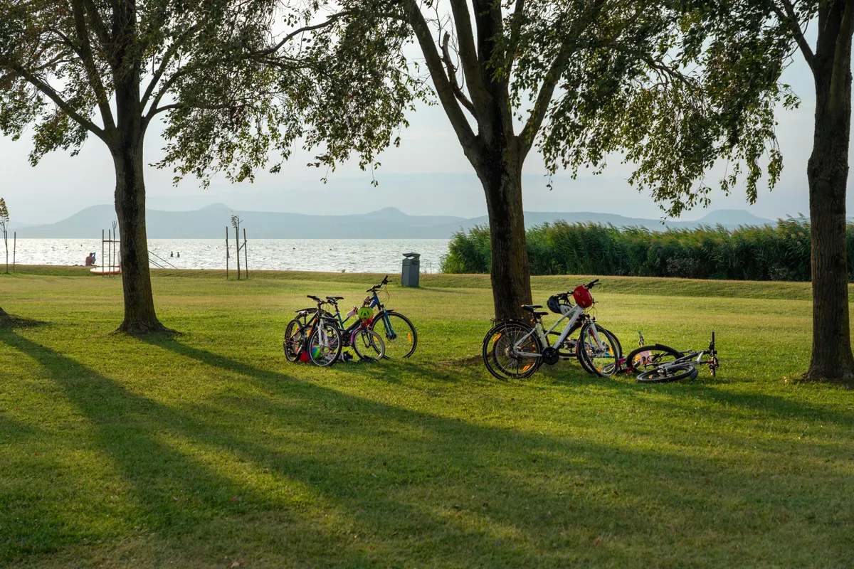 biciklitúra kerékpárok a Balatonparton