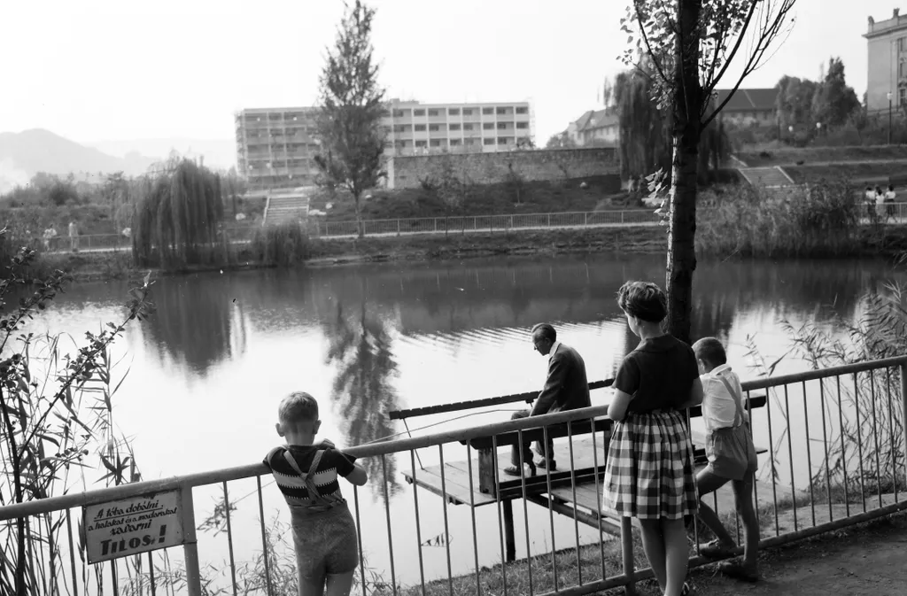 1961. Feneketlen-tó, háttérben a Tas vezér utca - Villányi út sarkán épülő lakóház. Fortepan - Inkey Tibor