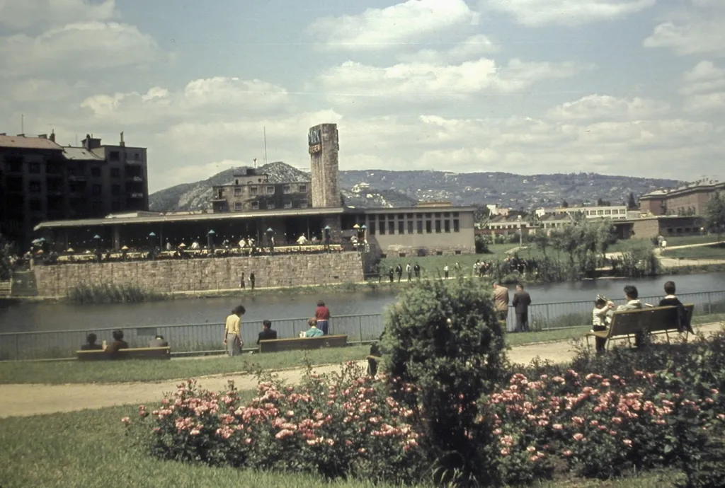 1963. Feneketlen-tó, szemben a Park Étterem, mögötte a Bartók Színpad (később Budai Parkszínpad). Fortepan 