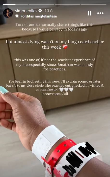 Simone Biles kórházi karkötői