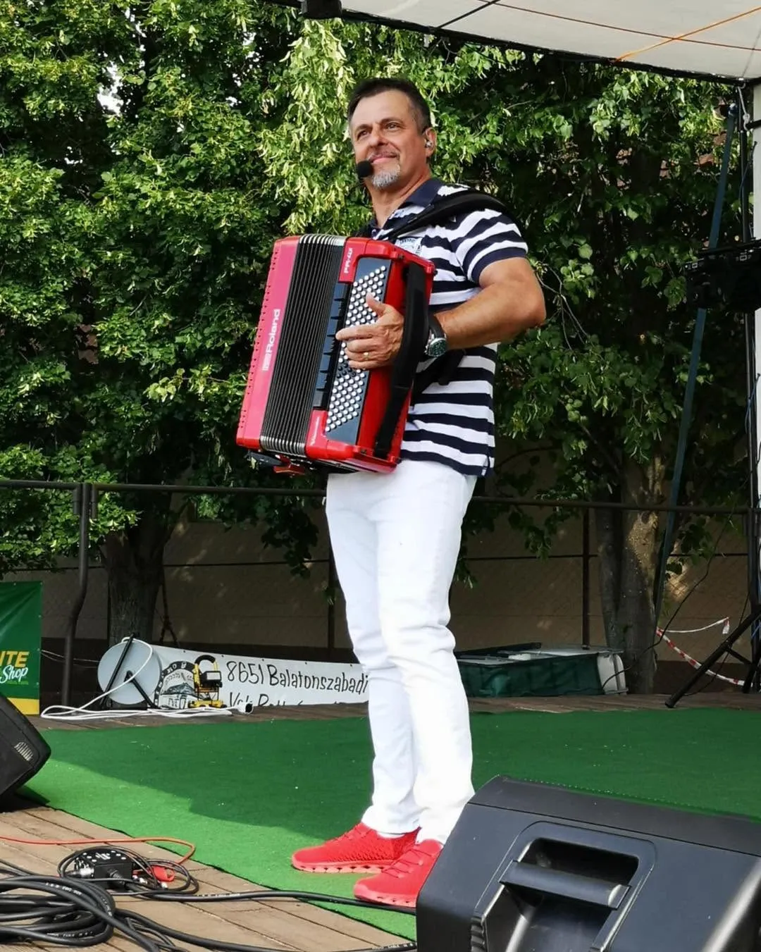 Márió, a harmonikás ma is folyton koncertezik.