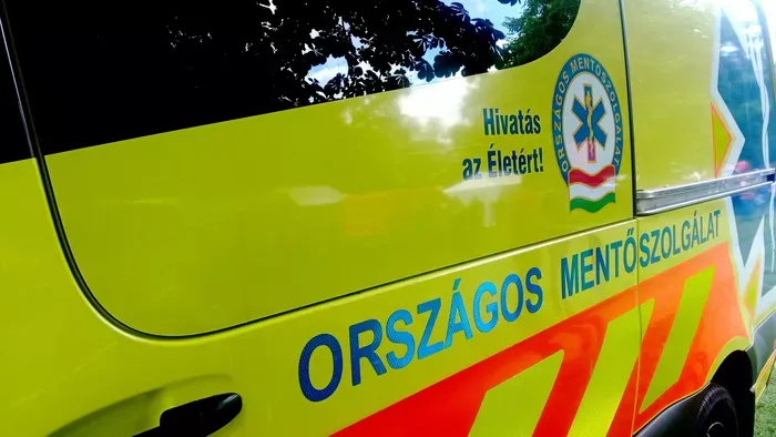 Brutális frontális ütközés: Három ember beszorult egy autóba