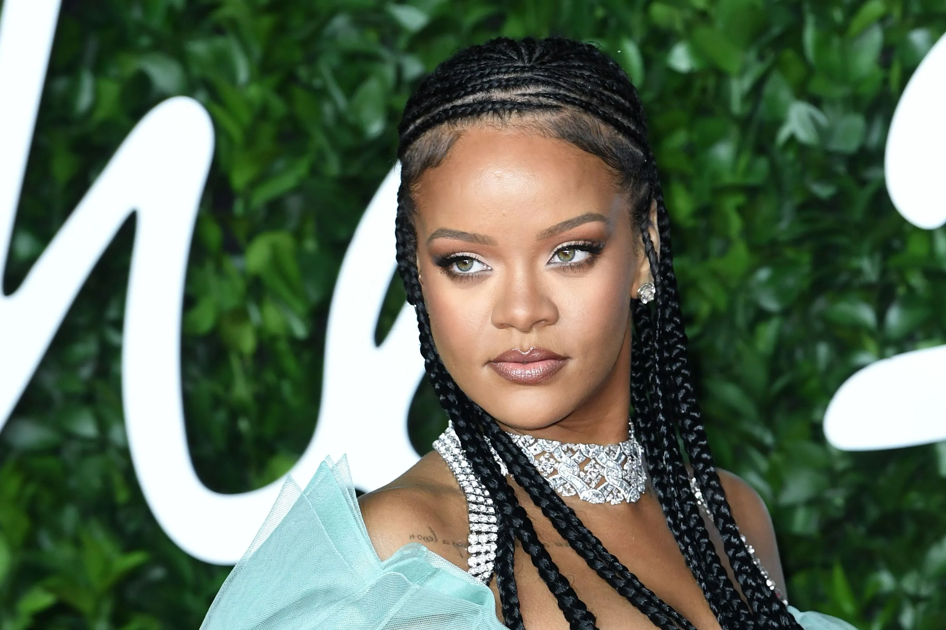 Döbbenetes képek: Rihanna egy magyar fotóssal dolgozott
