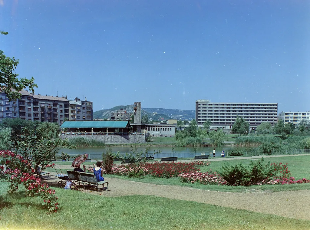 1970. Feneketlen-tó, szemben a Park Étterem, jobbra a Sport (később Flamenco) szálló. Fortepan - Főfotó