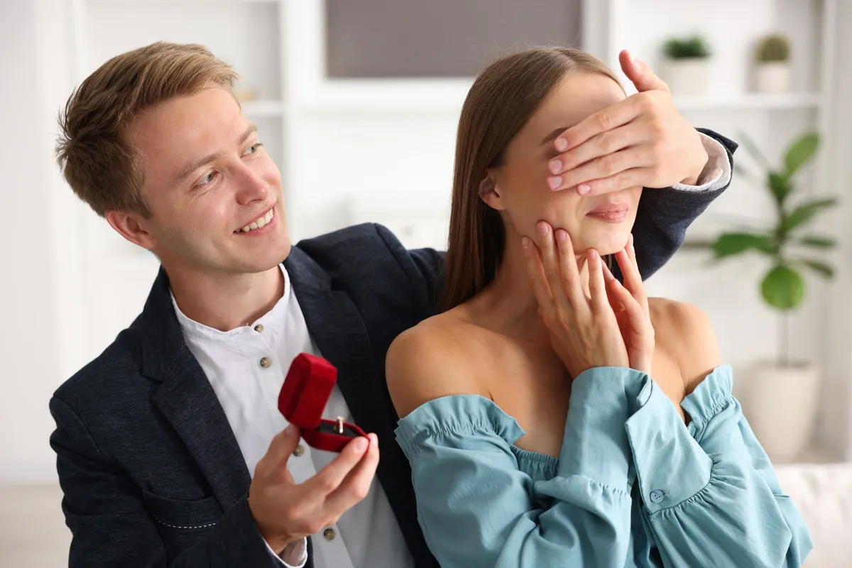 Személyiségtesztben szereplő kép egy párról lánykérés közben