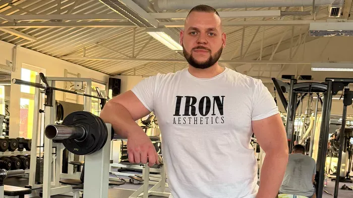 Rajmond simán felemeli a 130 kilós kamionkereket