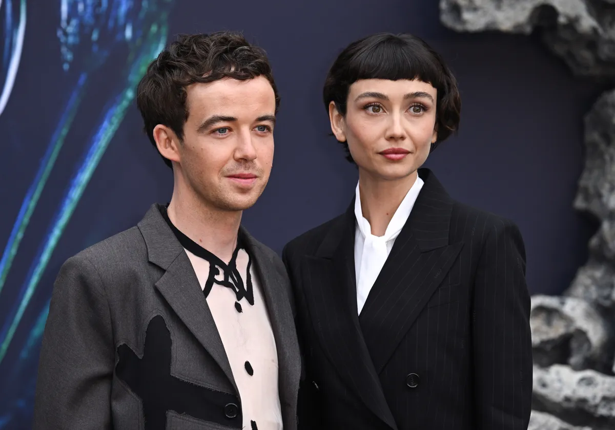 Alex Lawther és Sydney Chandler az Alien: Föld sorozat európai premierjén.
