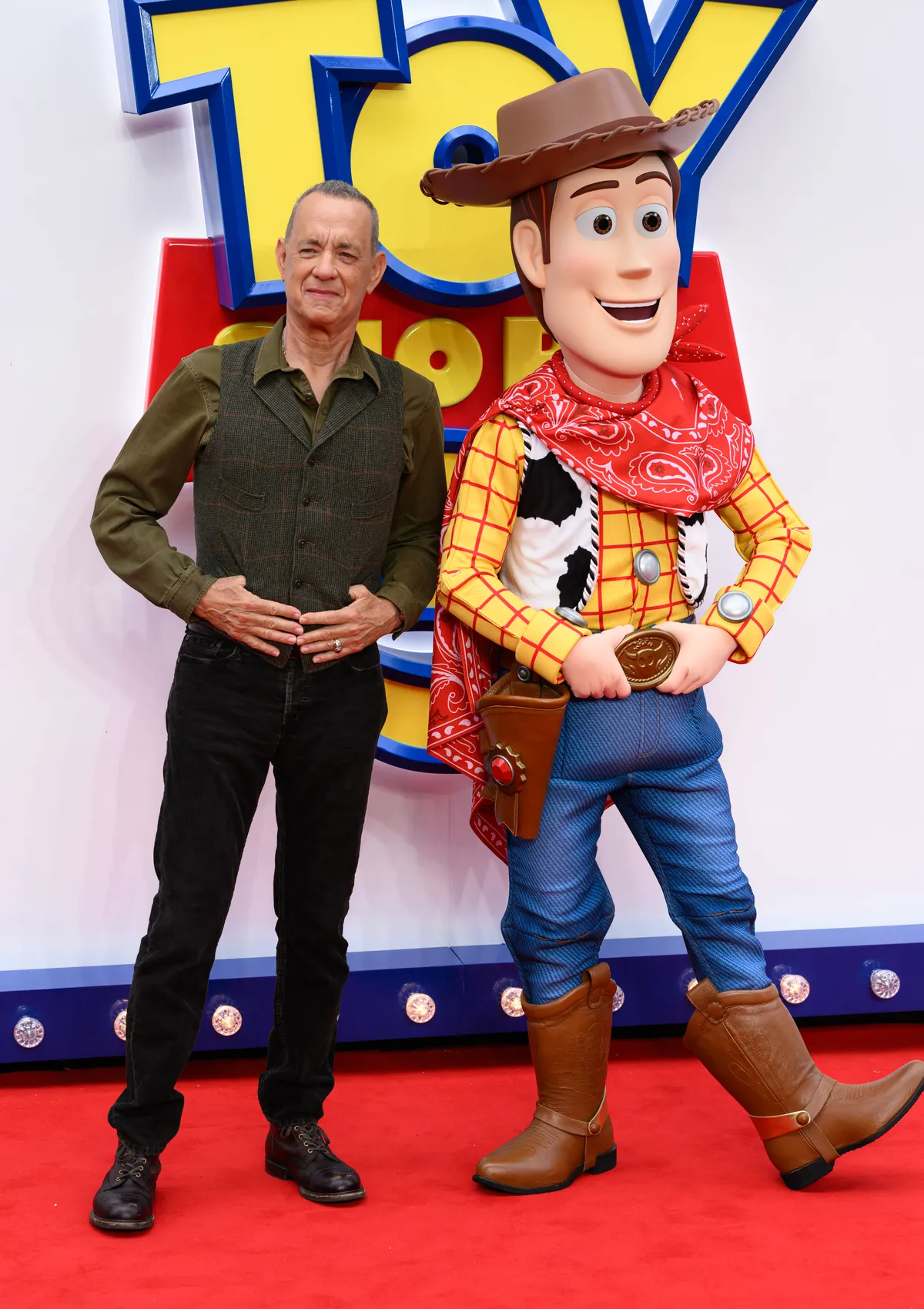 Tom Hanks és Woody cowboy a Toy Story 5. részének premierjén.