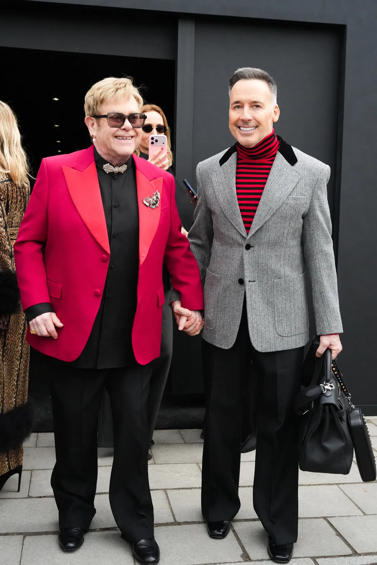 Elton John-t és férjét David Furnish-t Dua Lipa esküvőjéről hazafele menet feltartóztatták az olasz rendőrök