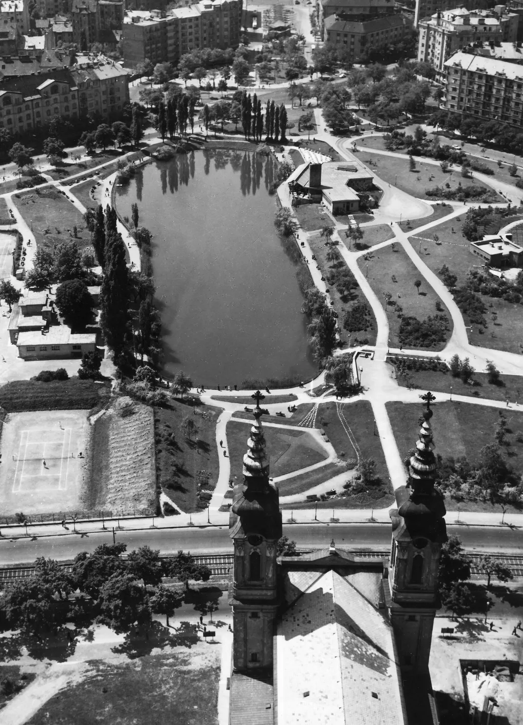 1966. Légifotó a Feneketlen-tó környékéről. Előtérben a Szent Imre templom. Fortepan - Kecskés András