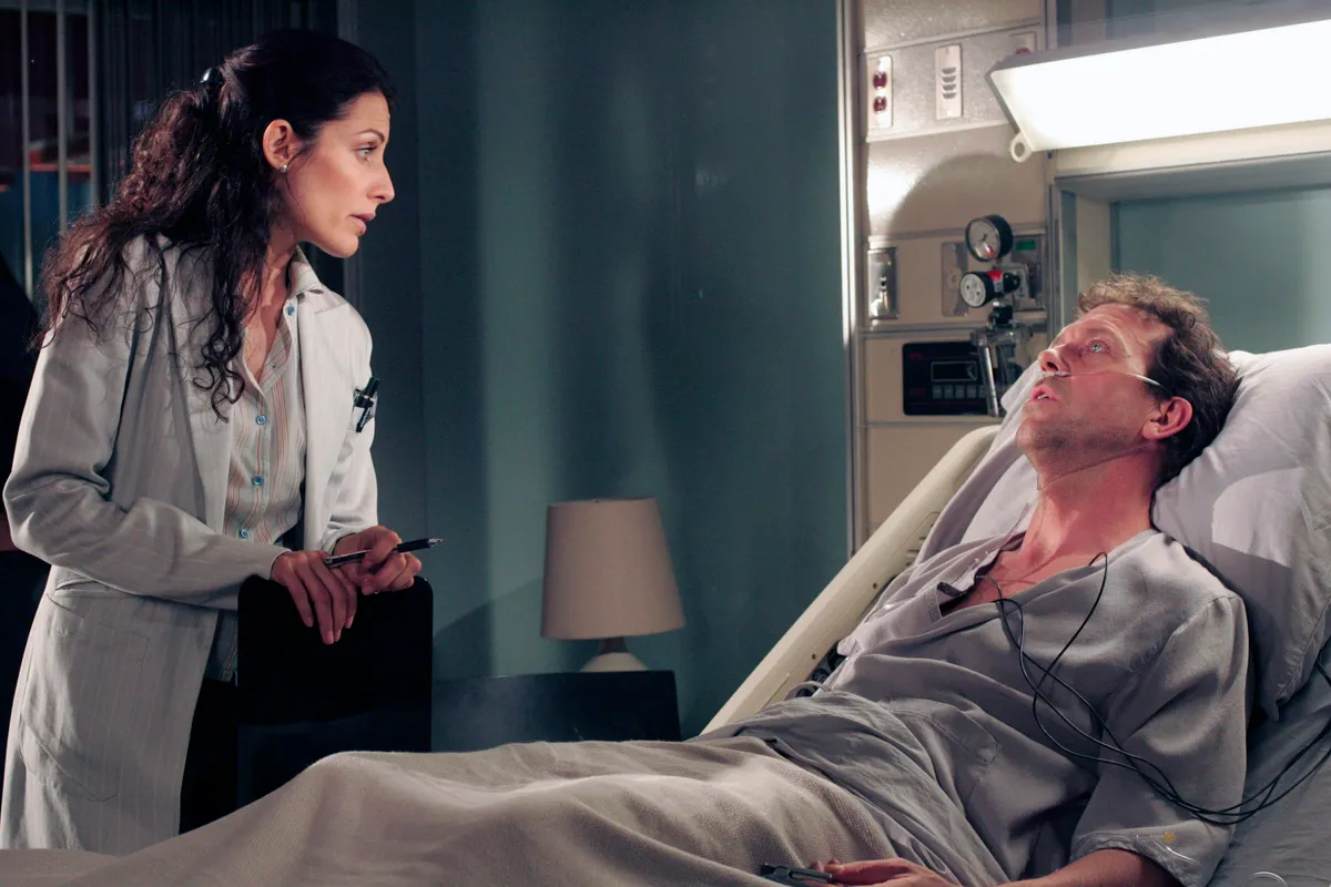 Lisa Edelstein és Hugh Laurie a Doktor House sorozatban.