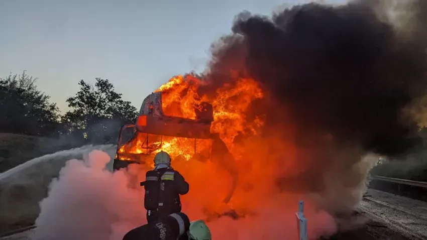 Megrázó fotók az M1-esen történt balesetről