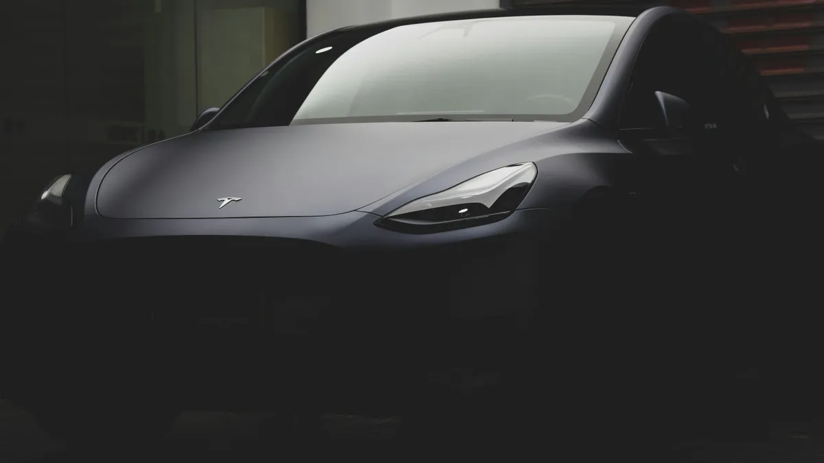 Vízbe hajtott a tesla, meghalt a sofőr