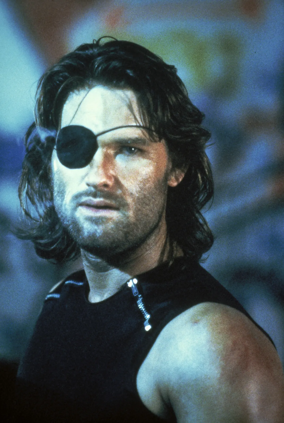 Kurt Russel Snake Plissken szerepében a Menekülés New Yorkból című filmben.