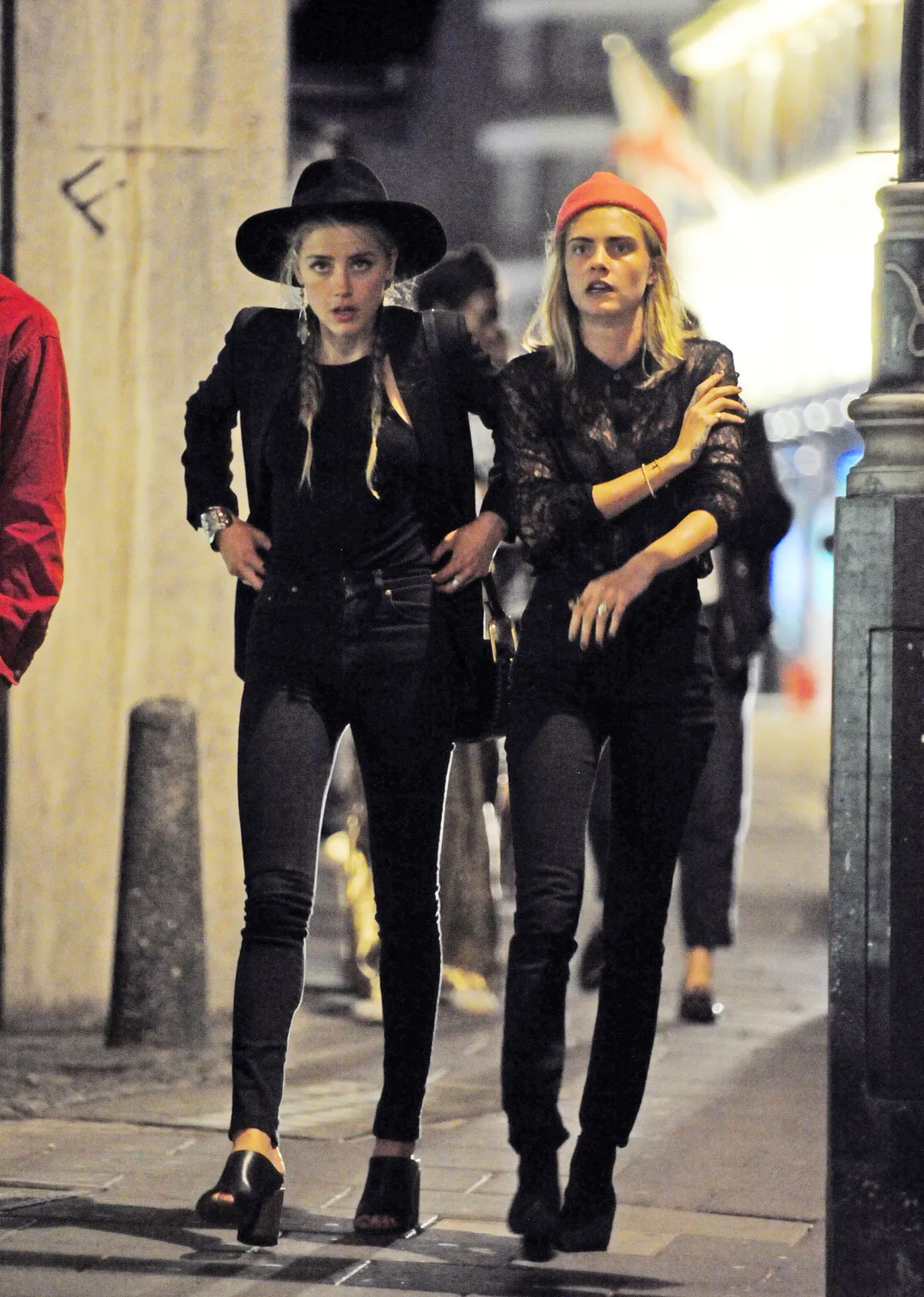 Cara Delevingne és Amber Heard egy időben állandóan együtt buliztak 