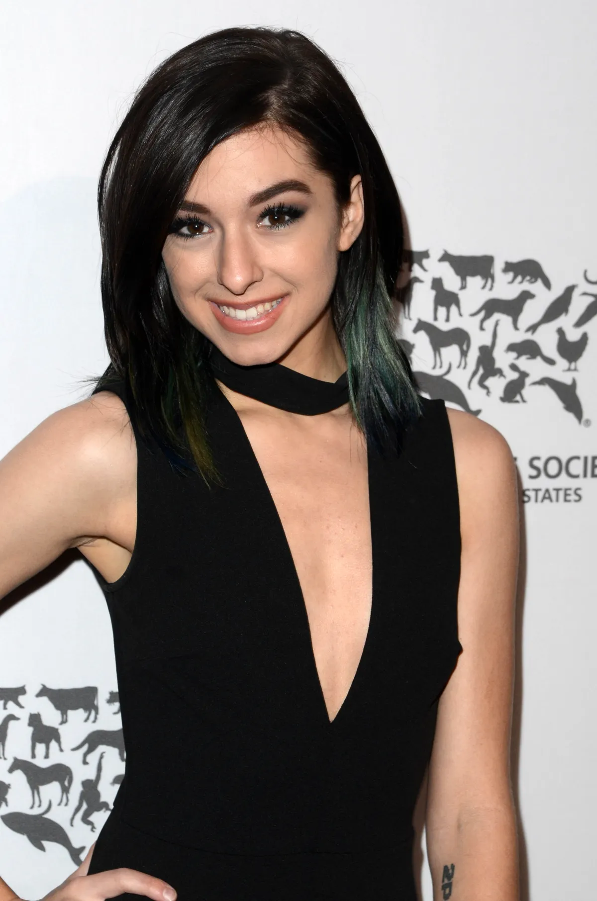 Christina Grimmie énekesnő egy vörös szőnyeges eseményen.