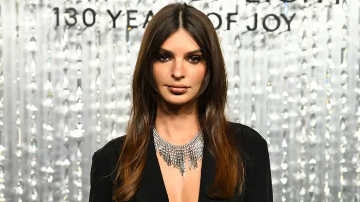 Brutálisan szexi: Emily Ratajkowski mellei kiszabadultak