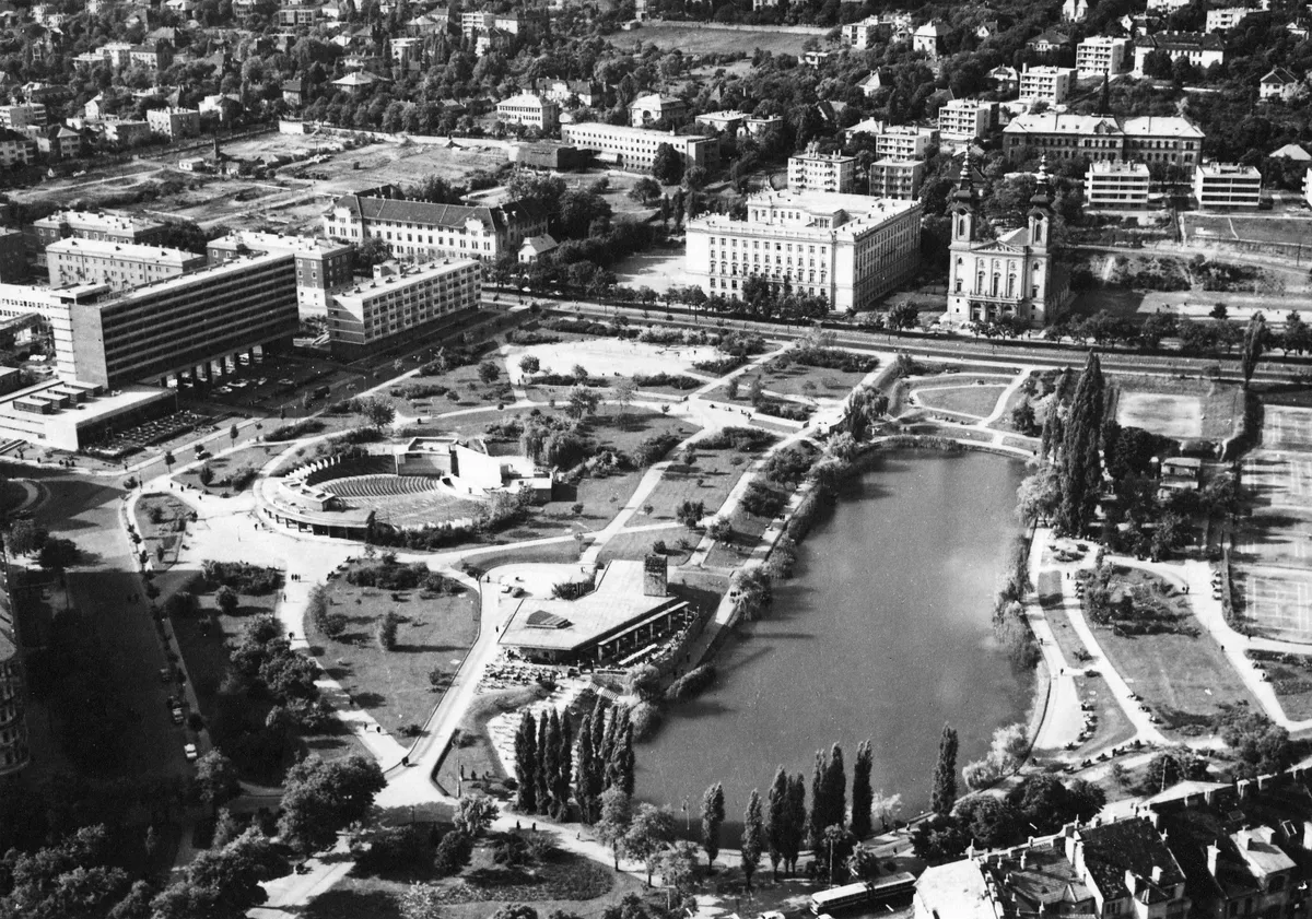 A Feneketlen-tó légifelvétele 1966-ból.