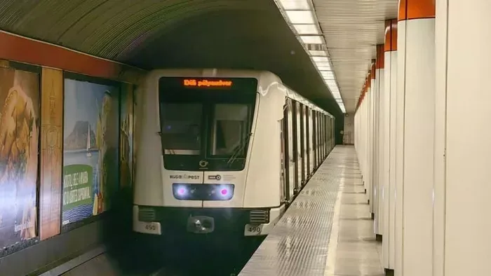 Nagy baj történt a 2-es metró peronján