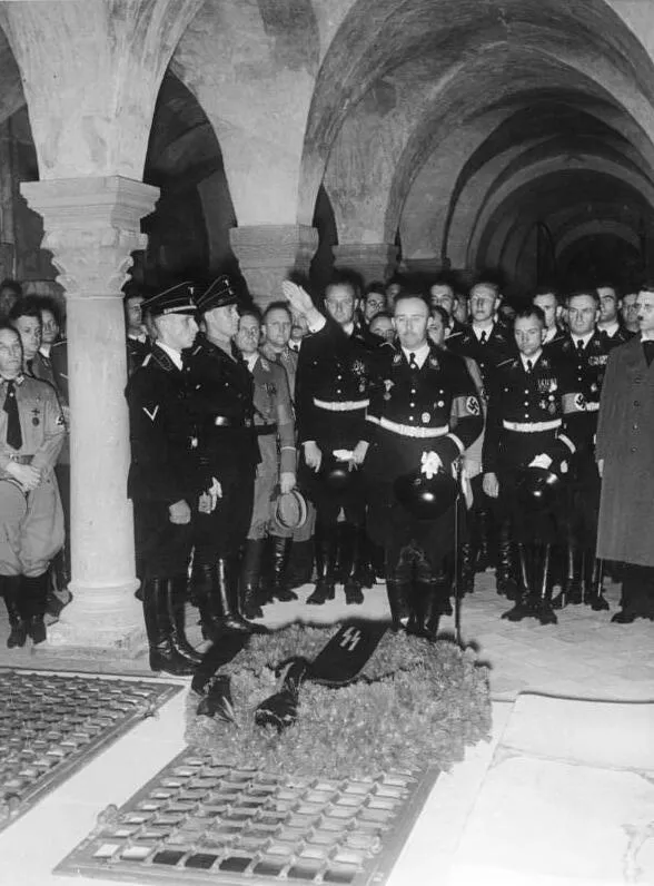 A náci okkultizmus fő ideológusa, Himmler a szász fejedelem, I. Henrik sírjánál.