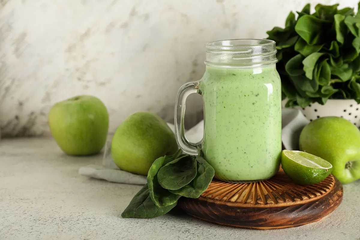 Mason,Jar,Of,Fresh,Spinach,Smoothie,With,Lime,And,Apples