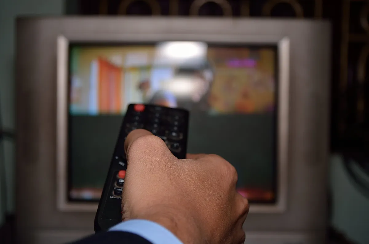 Retró kvízben régi tévét kapcsol be férfi