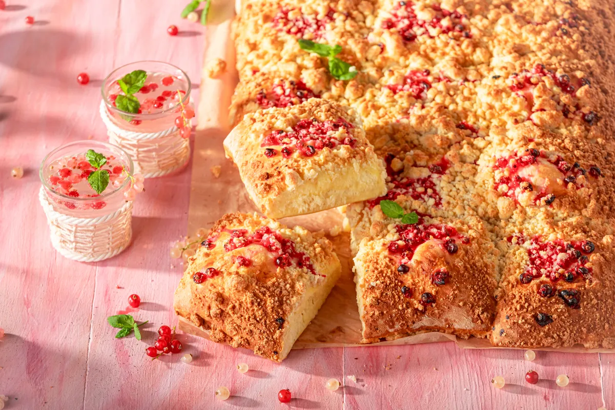 Egyszerű süteményrecept, amiből vaníliás-ribizlis desszert készül.