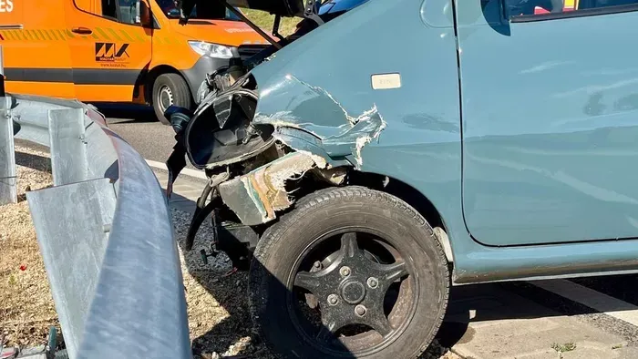 Tűzoltók emeltek ki egy embert a roncsból