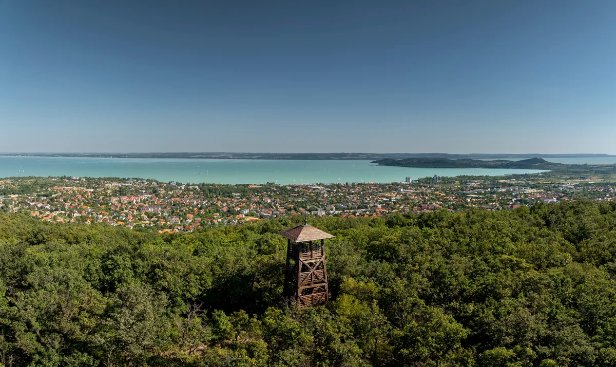 A Jókai-kilátó, Balatonfüred és a tó madártávlatból.