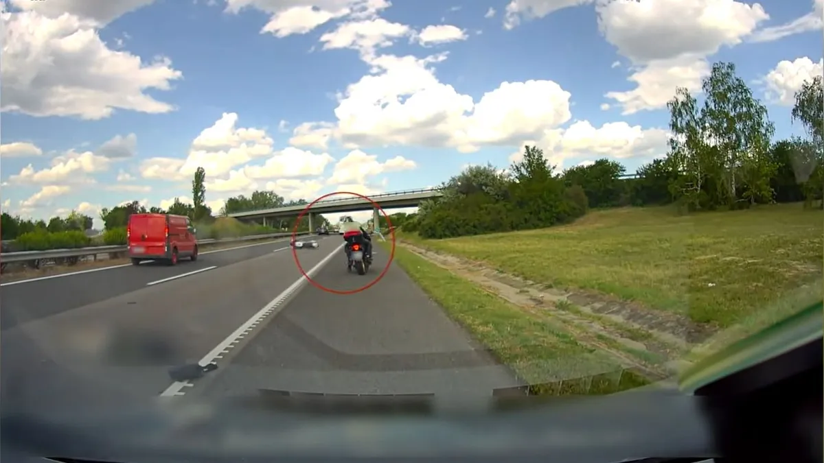 A földön fekvő társa mellett hajtott el a motoros az M7-esen. Fotó: Budapesti Autósok