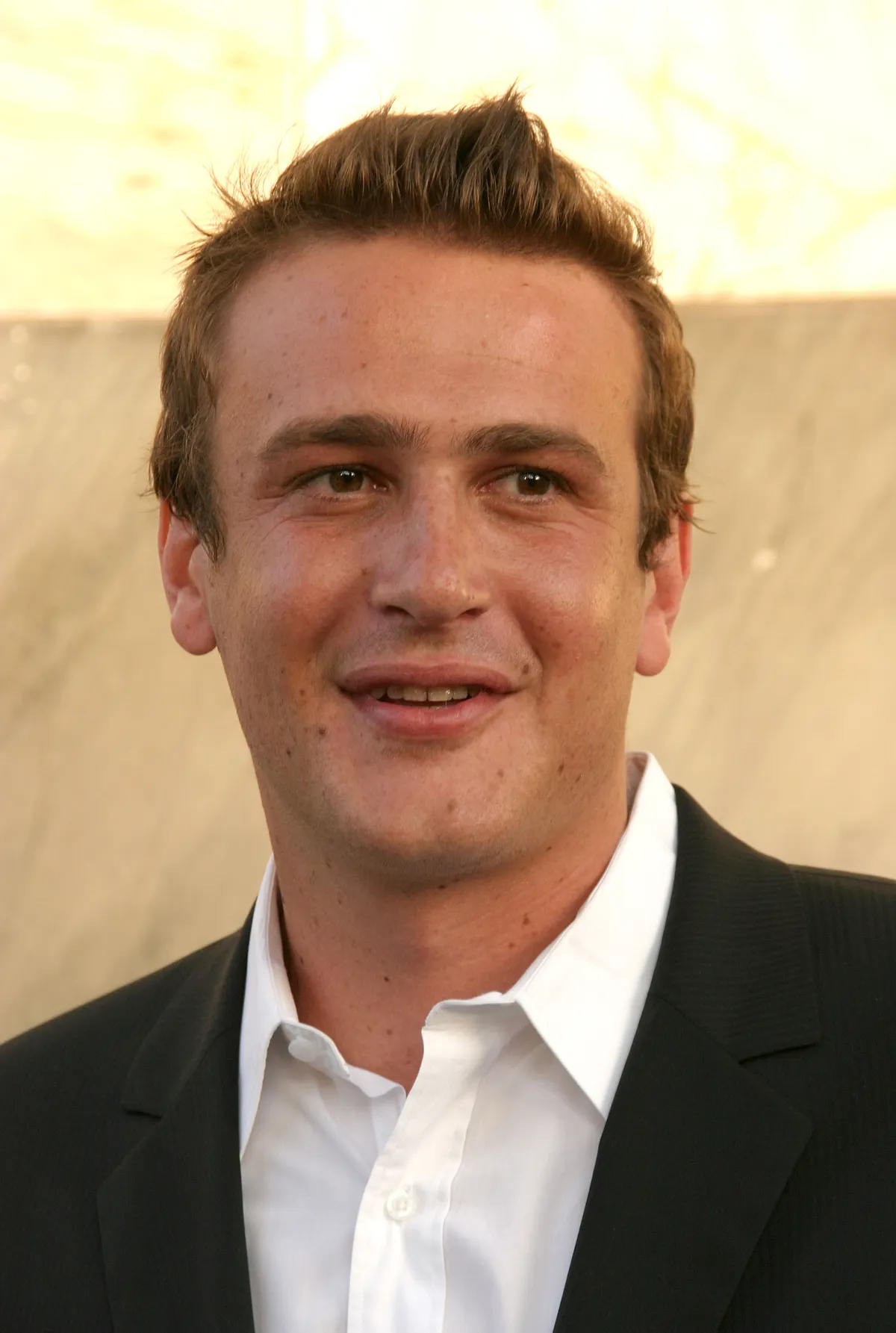 Jason Segel színész portréja.