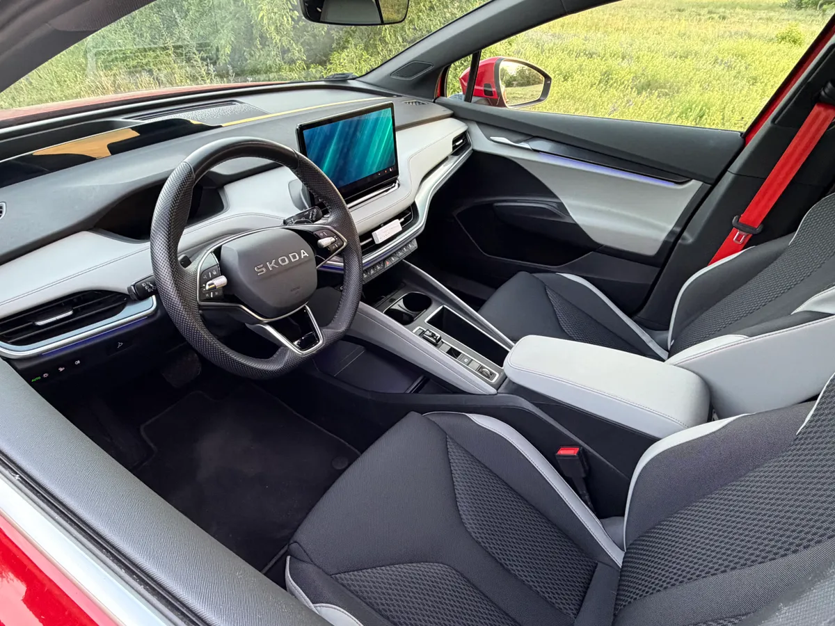 Škoda Elroq 85 teszt: egy fotó az autó belsejéről.
