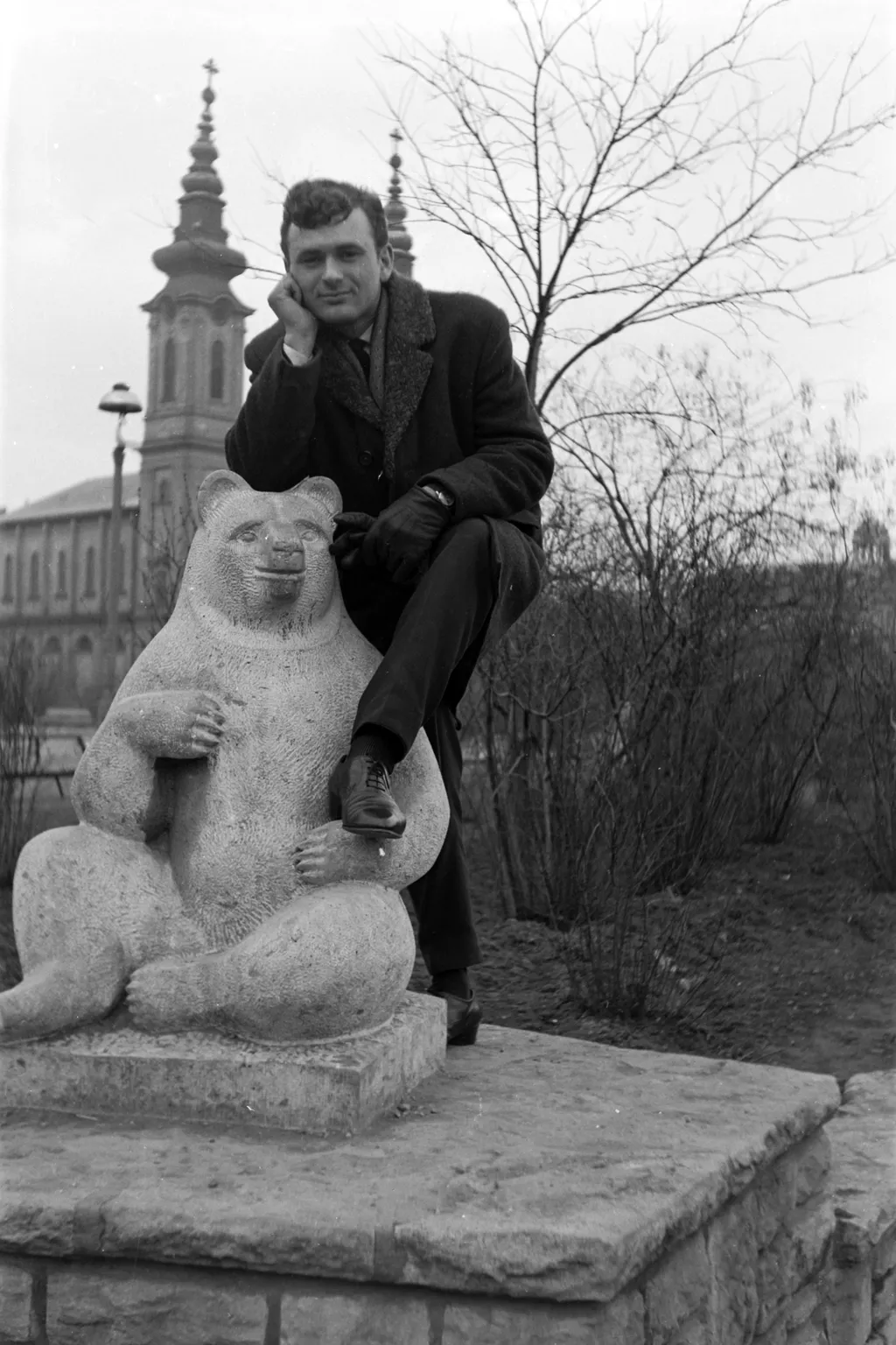 1964. Villányi út - Tas vezér utca sarok, park a Feneketlen-tó mellett, háttérben a Szent Imre-templom. Mackó-szobor (Molnár László, 1961.).
