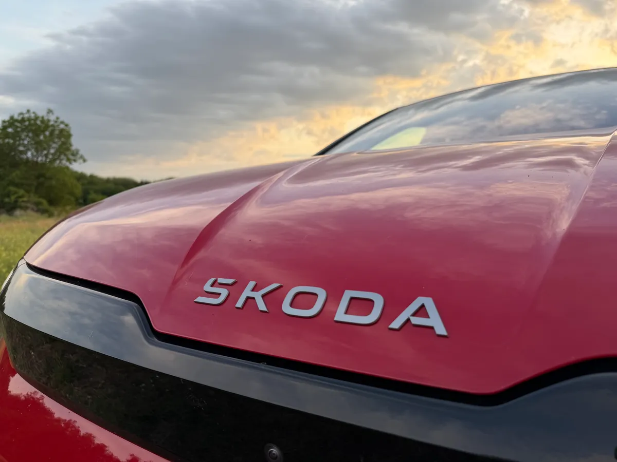 Škoda Elroq 85 teszt: egy közeki fotó az autóról.