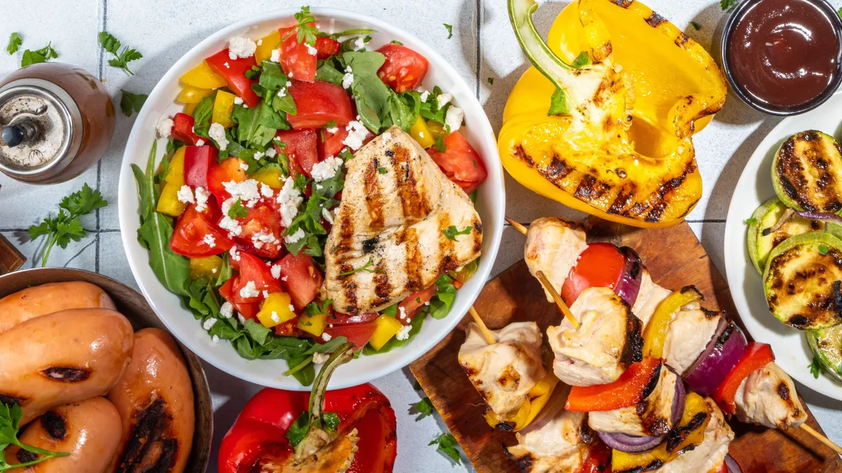 Kovászos uborka felhasználása grillételekhez.