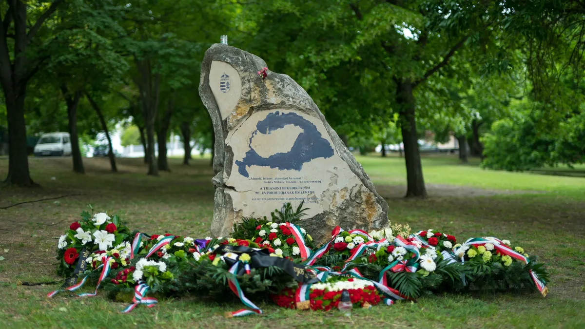 Trianoni emlékmű virágkoszorúkkal a történelmi kvízben.