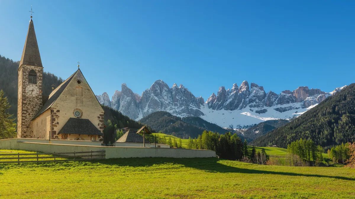 Santa Maddalena olasz falu temploma a Dolomitokban.